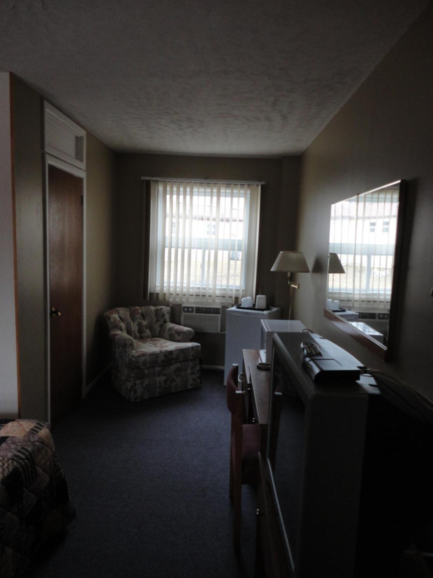 Hipwell'S Motel Fonthill Exterior photo