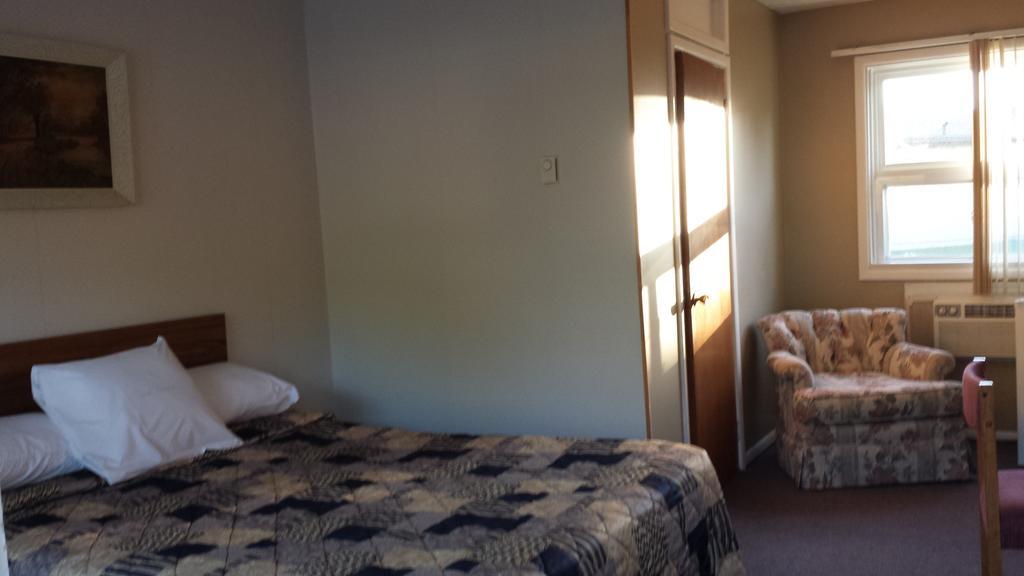 Hipwell'S Motel Fonthill Room photo