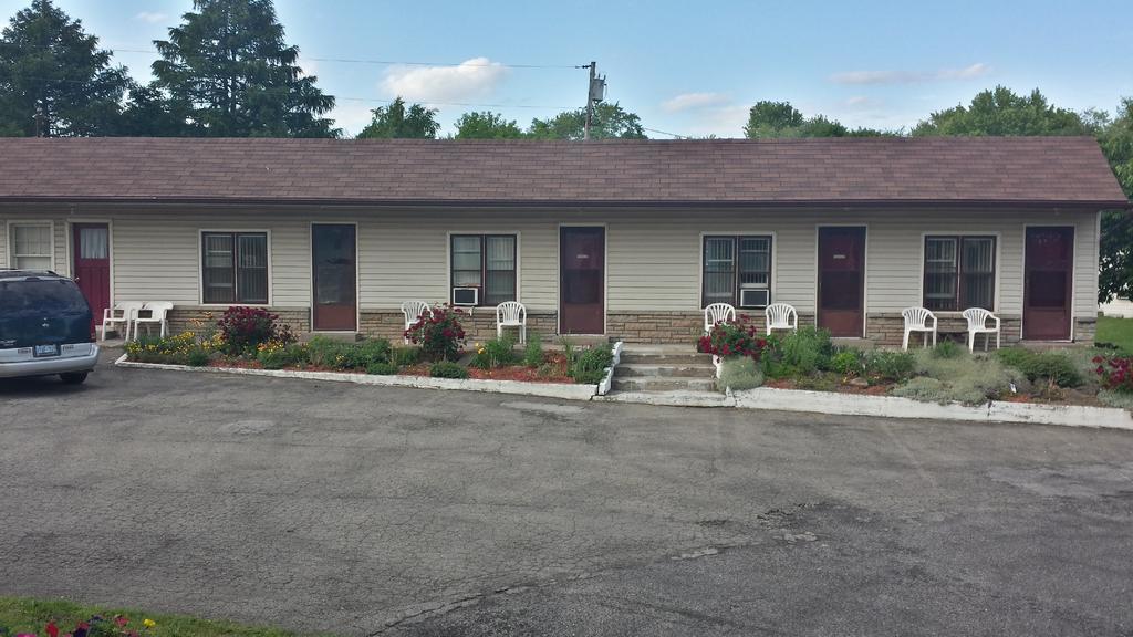 Hipwell'S Motel Fonthill Exterior photo