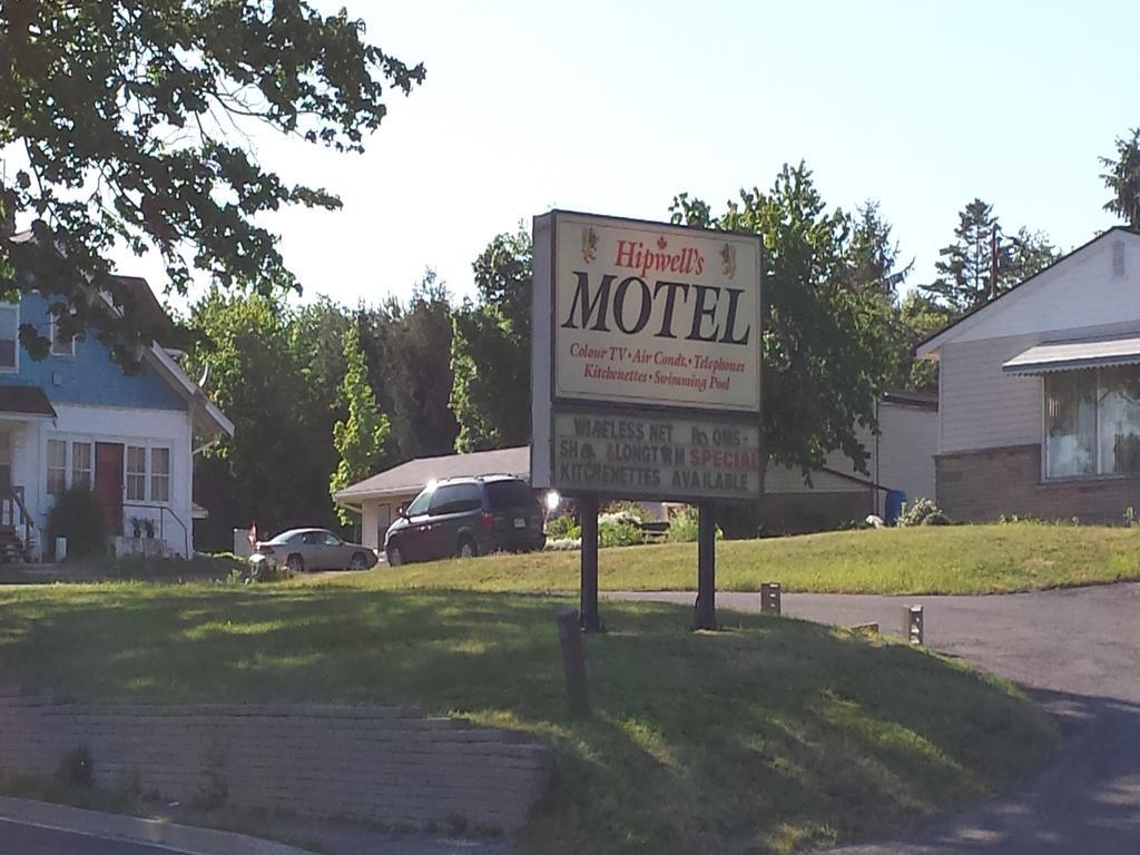 Hipwell'S Motel Fonthill Exterior photo