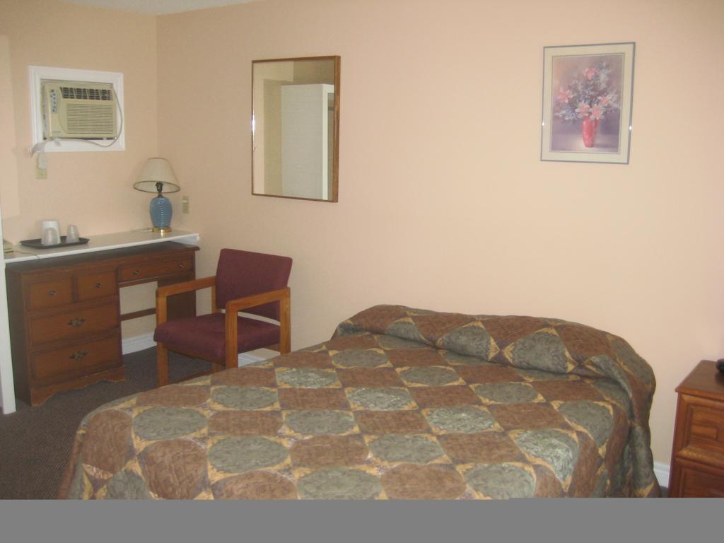 Hipwell'S Motel Fonthill Exterior photo