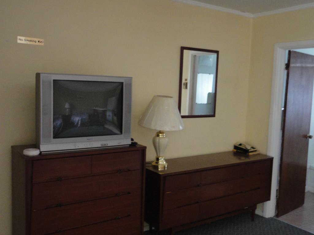 Hipwell'S Motel Fonthill Exterior photo