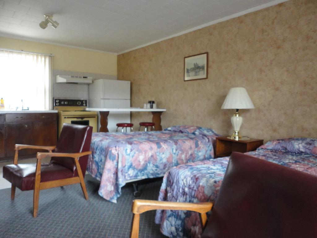 Hipwell'S Motel Fonthill Exterior photo