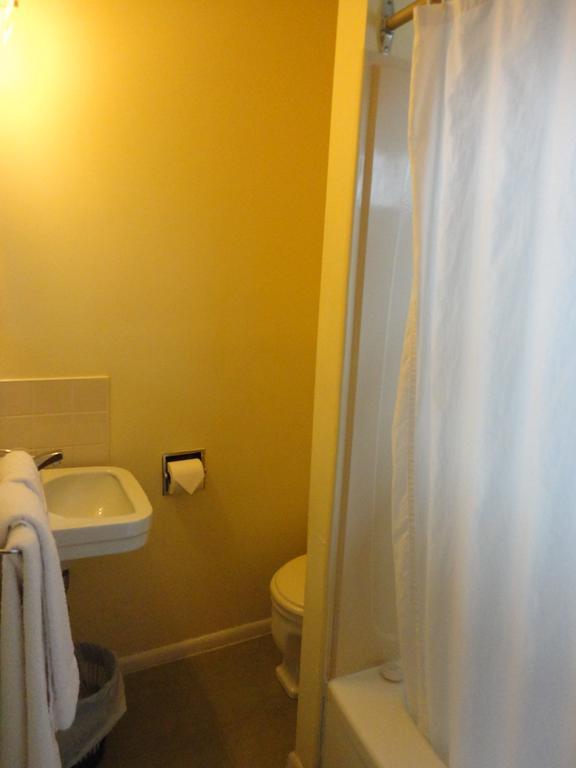 Hipwell'S Motel Fonthill Room photo