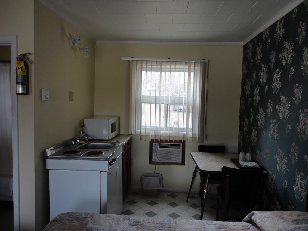 Hipwell'S Motel Fonthill Room photo
