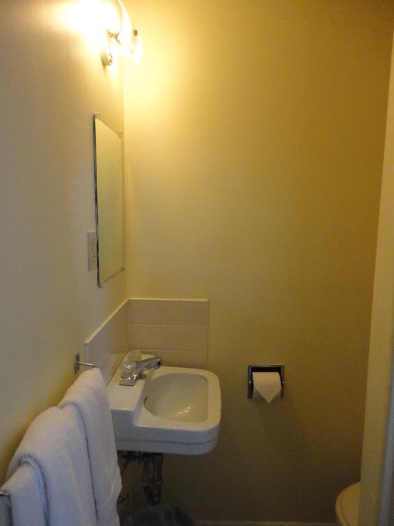 Hipwell'S Motel Fonthill Room photo