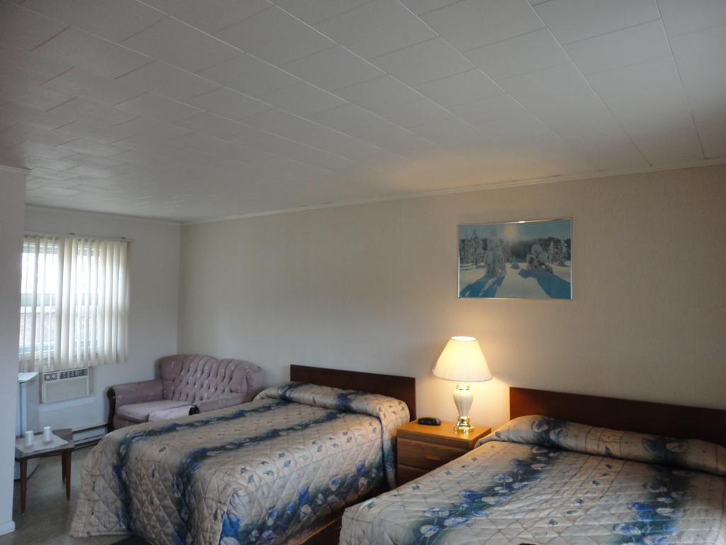 Hipwell'S Motel Fonthill Exterior photo