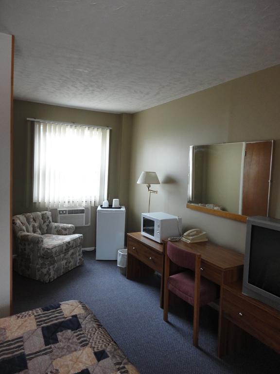 Hipwell'S Motel Fonthill Exterior photo