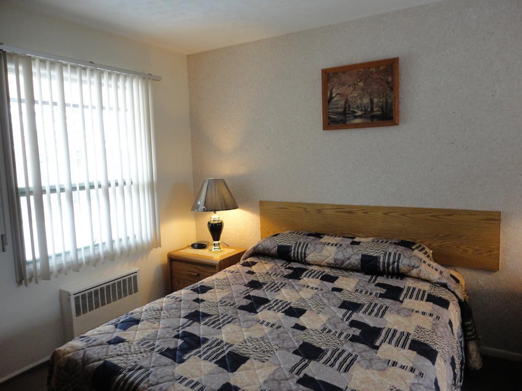 Hipwell'S Motel Fonthill Exterior photo