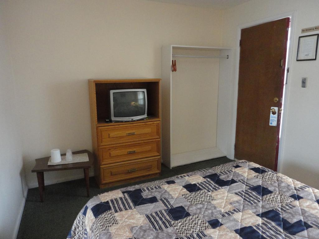 Hipwell'S Motel Fonthill Room photo