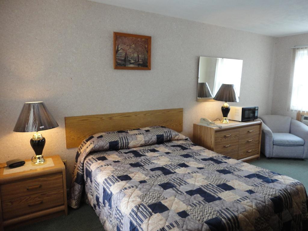 Hipwell'S Motel Fonthill Room photo