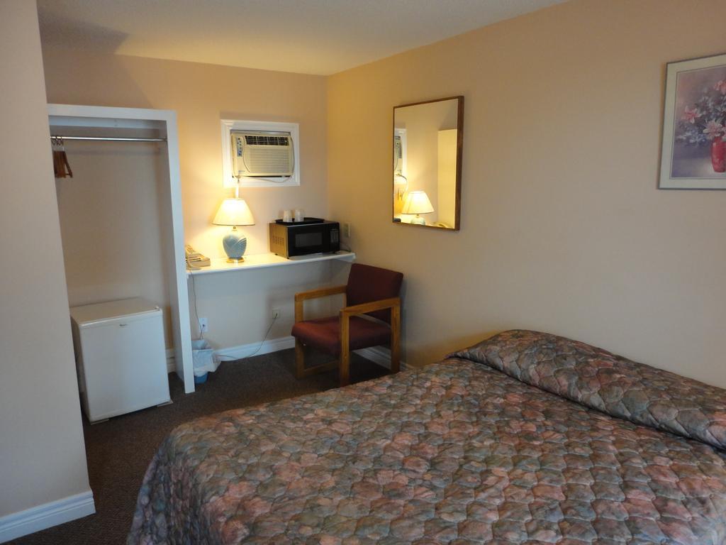Hipwell'S Motel Fonthill Exterior photo