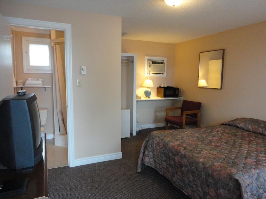 Hipwell'S Motel Fonthill Exterior photo
