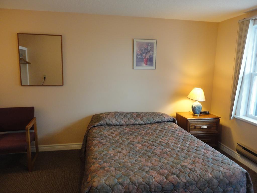 Hipwell'S Motel Fonthill Exterior photo